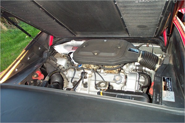 engine bay close.jpg (83644 bytes)